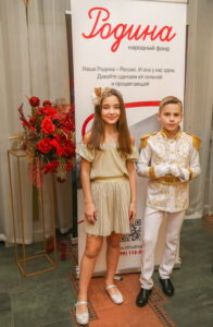Детей на празднике  порадовал подарками Российский бренд BY