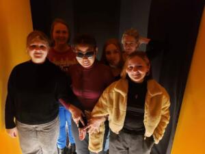 Музей в темноте “Сенсориум” посетили более 50 семей с детьми