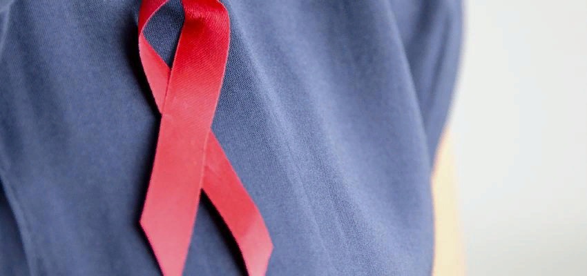 Международный день борьбы со СПИДом: почему красная ленточка и как отличить предрассудки от реальных рисков