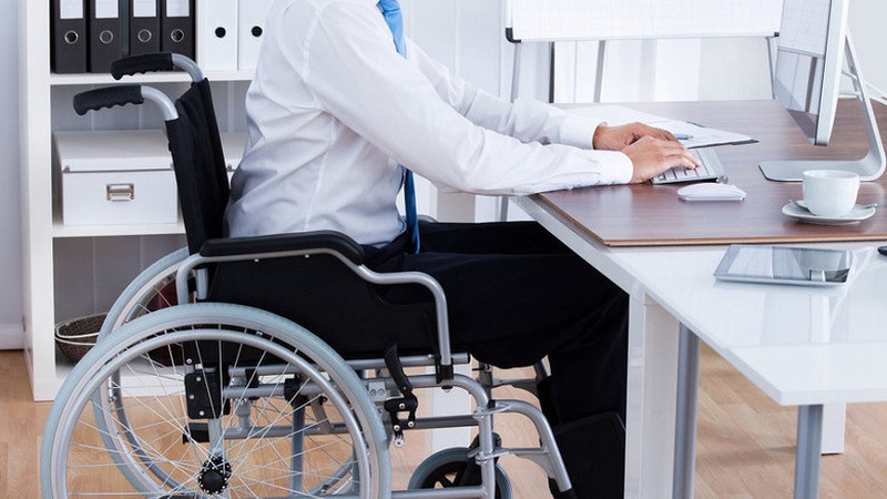 Отмахнуться или поступить по-человечески: как бизнес помогает людям с инвалидностью